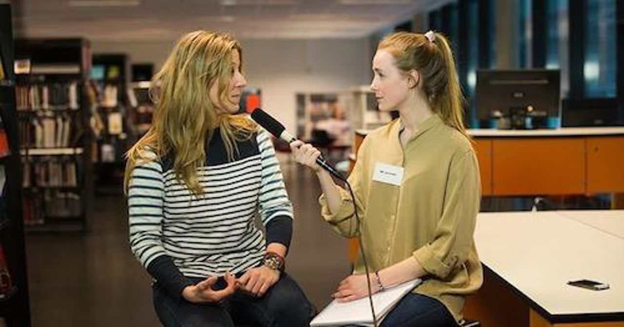 MK-elev interjvuer gjesten Marianne Jensen om miljøutfordringer under skolens Framtidskonferanse.