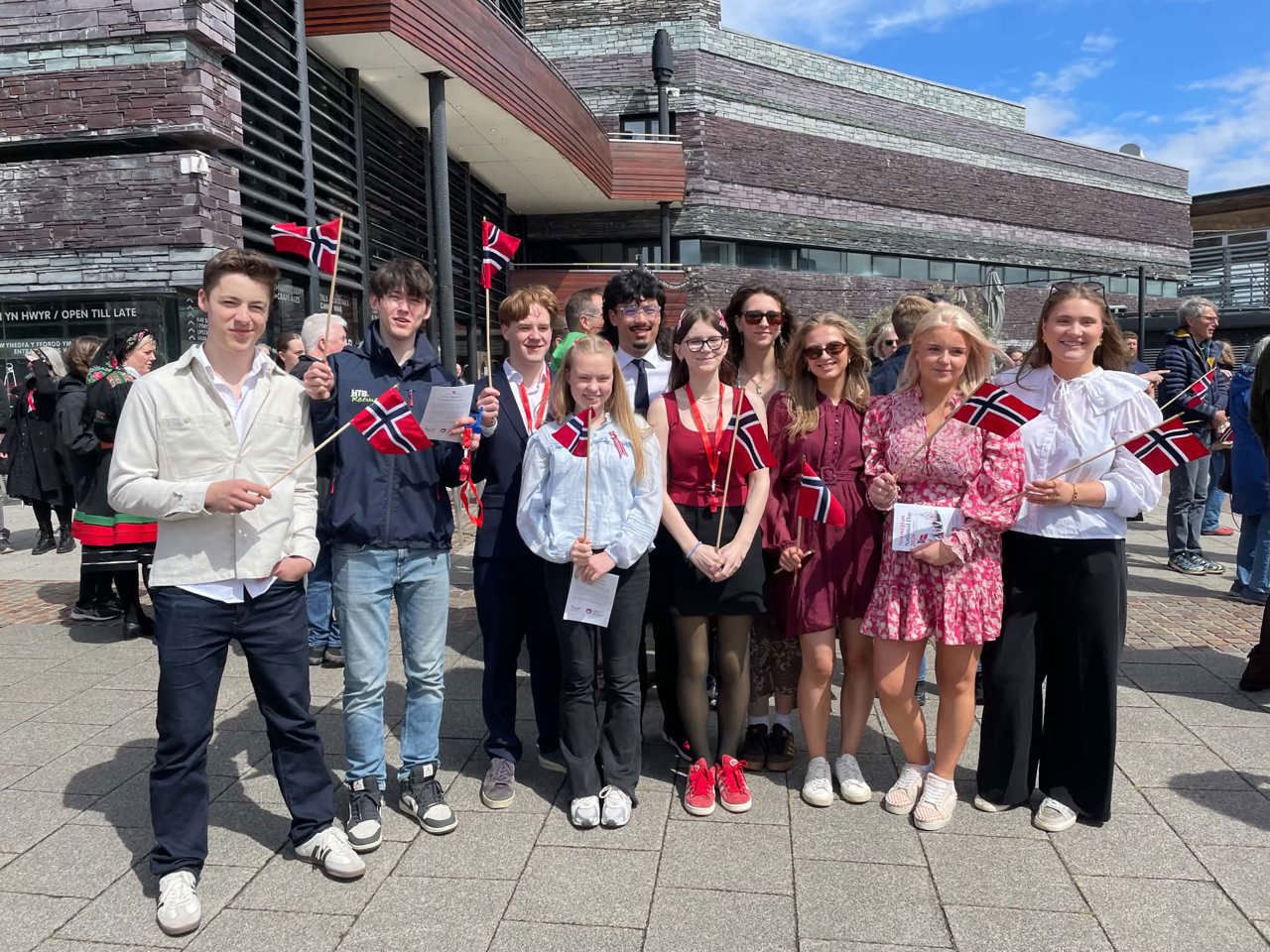 Bilde av en gruppe mennesker i Cardiff som feirer 17. mai i Wales