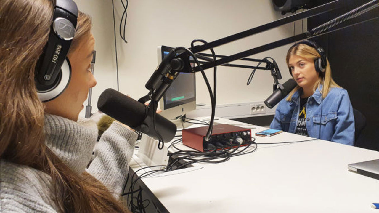 Elever sitter i radiostudio og snakker sammen. De planlegge og produserer podcast 